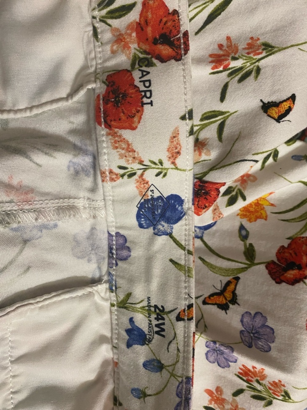 St. John’s Bay Womens Floral Cotton capris - Picture 2 of 8